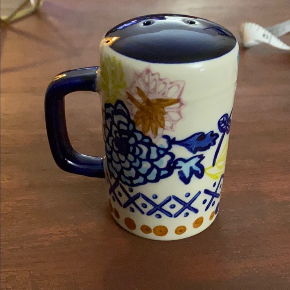 Geometric salt shaker